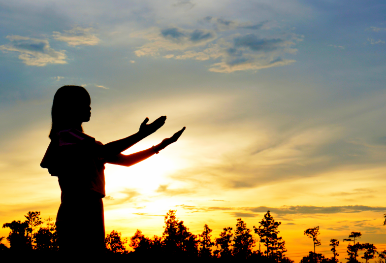空を見つめる女性