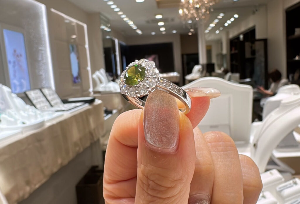 【静岡】【新緑の煌めき、グリーンガーネット】自然の生命力を宿す奇跡の宝石、ツァボライトの魅力と物語