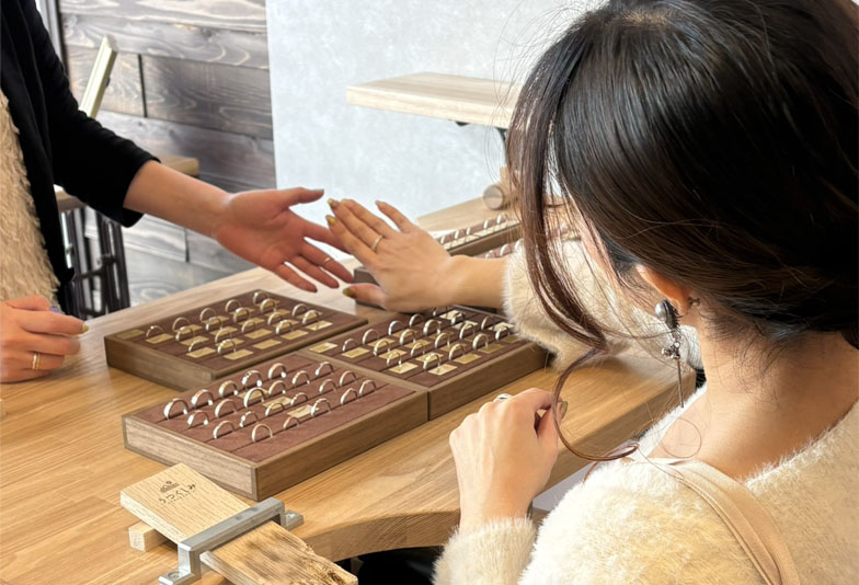 長崎市 雨の日 手作り指輪体験 スタッフがサポート