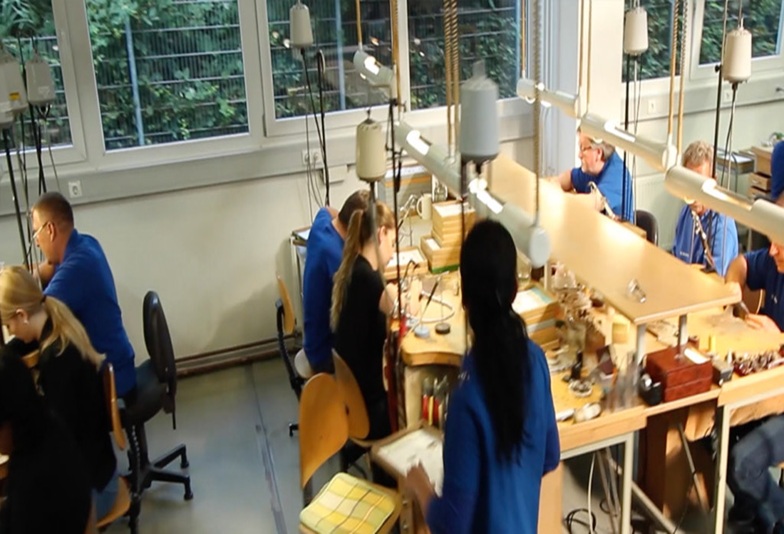 使用する貴金属へのこだわり地金のこだわりと豊富な種類 FISCHERの地金「ゴールド・プラチナ・パラジウム」などはすべてオリジナルです。工場ですべての地金を自社で精製していきます。世界中にコレクションを供給するため、各国のニーズと基準にあった豊富な素材を準備しています。 地金のこだ独自の合金技術から生み出されるオリジナル地金 Pt950/Pt600 750（K18）　ホワイト・グレー・ゴールド（イエロー）・アプリコット・レッド 585（K14） ホワイト・グレー・ゴールド（イエロー）・アプリコット・レッド　その他。