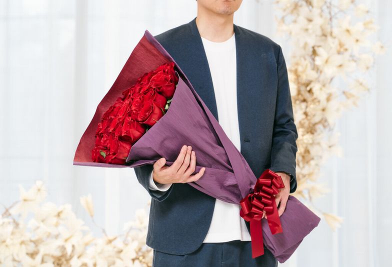 バラの花束でプロポーズ