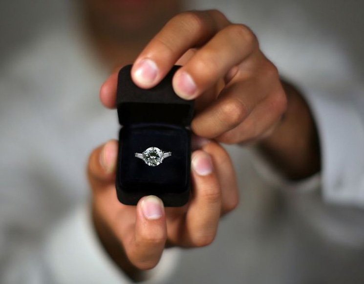 【飯田市】クリスマスにプロポーズをお考えの男性必見！婚約指輪の納期とは？