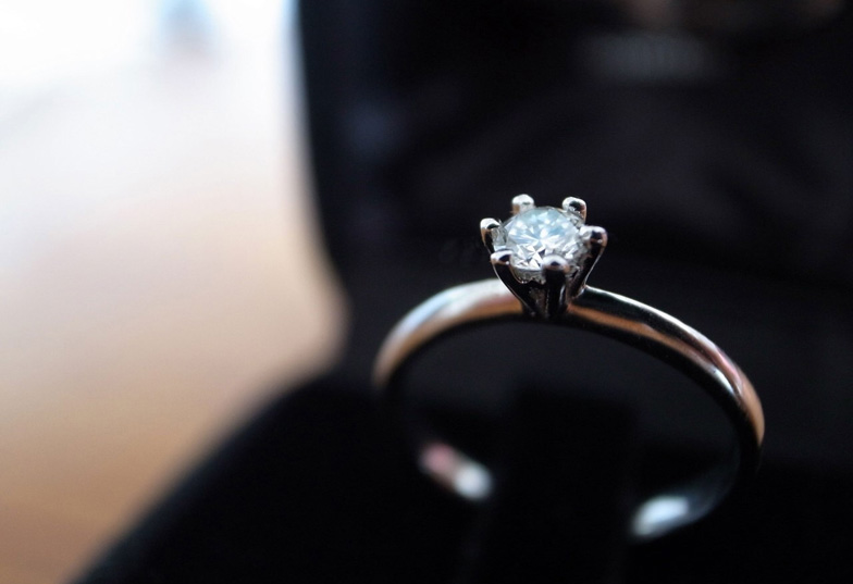 【静岡市】婚約記念品を贈る理由♡結婚の約束の証『婚約指輪』