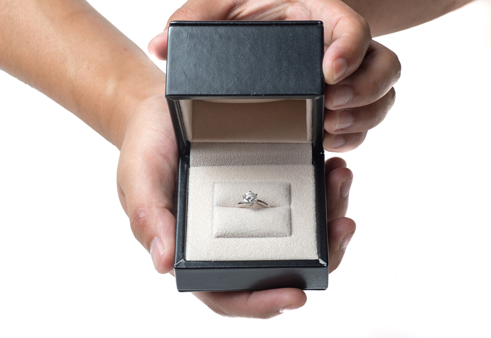 【静岡市】婚約指輪の主役!ダイヤモンドを贈ろう♡なぜ婚約記念品にダイヤモンドを贈るのか？