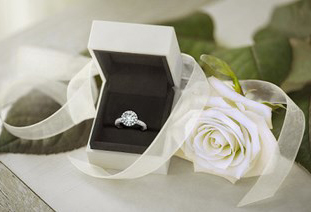 【静岡市】フォーエバーマーク婚約指輪♡世界を魅了するダイヤモンドの輝き