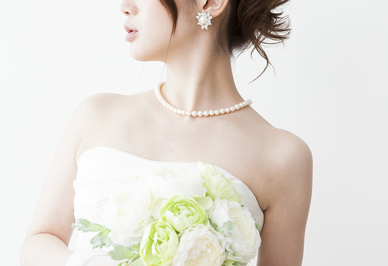 結婚式のウェディングドレスに真珠ネックレス