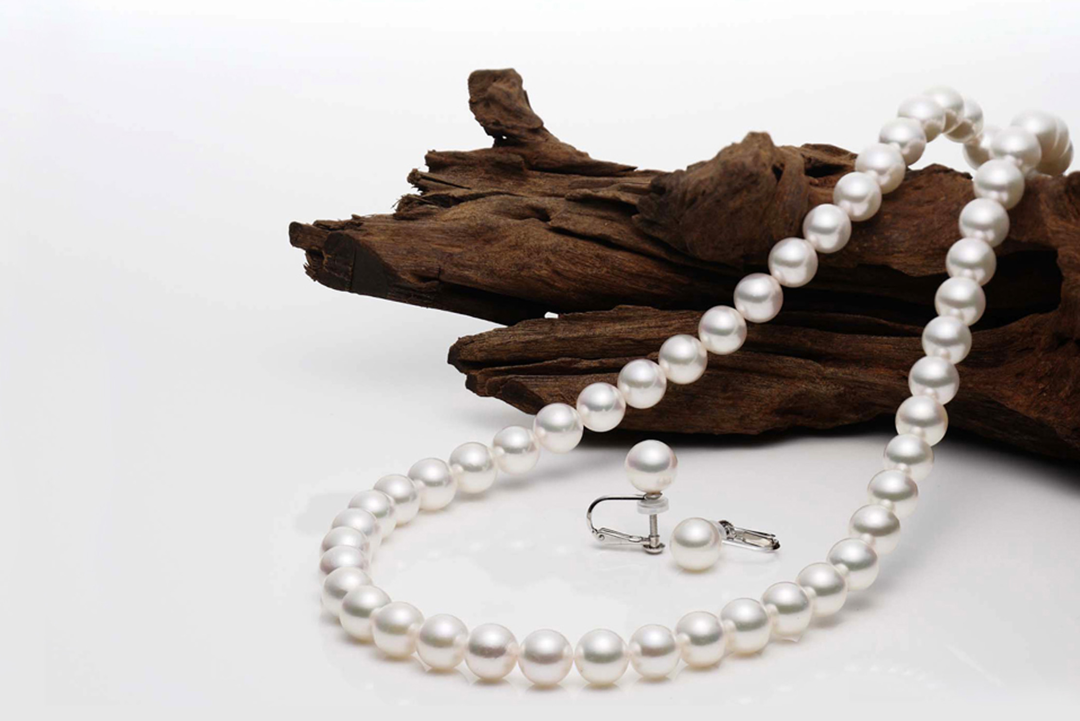 冠婚葬祭のいずれの場面でも使える便利な装飾品 真珠ネックレス Jewelry Story ジュエリーストーリー ブライダル情報 婚約指輪 結婚指輪 結婚式場情報サイト 冠婚葬祭のいずれの場面でも使える便利な装飾品 真珠ネックレス Jewelry Story ジュエリーストーリー ブライダル情報 婚約指輪 結婚指輪 結婚式場情報サイト
