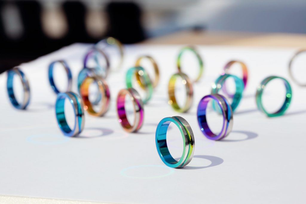 【浜松市】結婚指輪に彩りを。虹のようにカラフルなSORAのリングが個性的なデザイン！