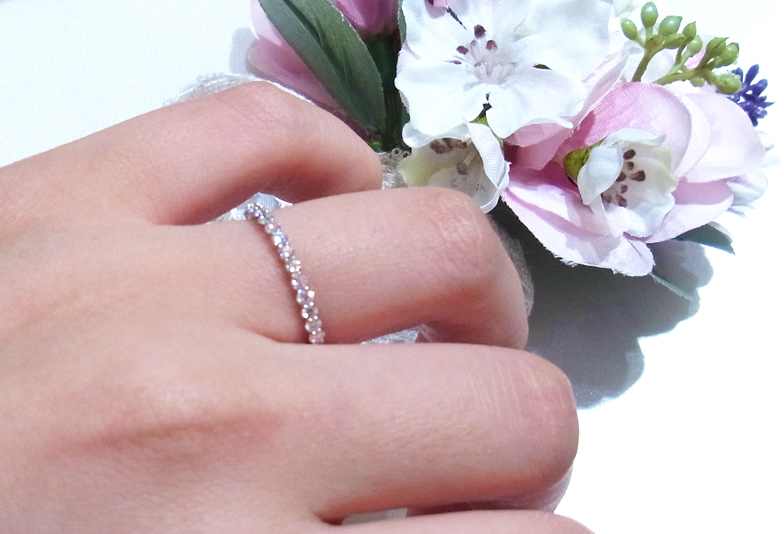 【静岡市】プロポーズに婚約指輪以外のプレゼントを贈る男性が増えている？！その理由とは？