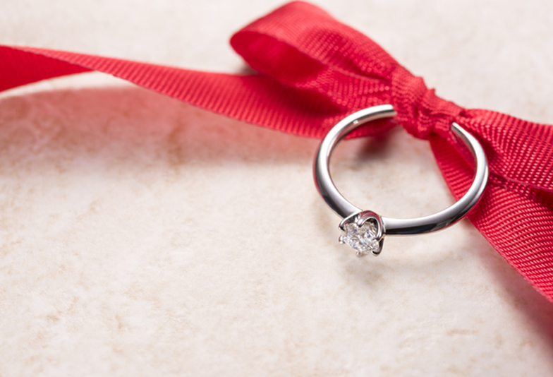 【福山市】婚約指輪を身に着けると見られ方が変わる？知らなかった事実。