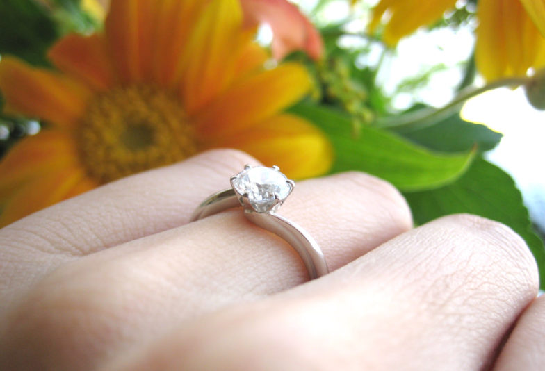 【広島市】みんなの婚約指輪の選び方！価格・デザイン・ダイヤモンドを知りたい！