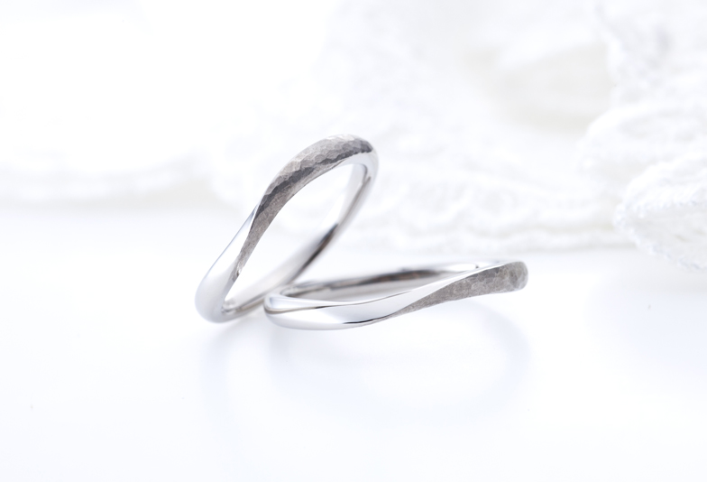 槌目と鏡面のコントラストが可愛い結婚指輪です。