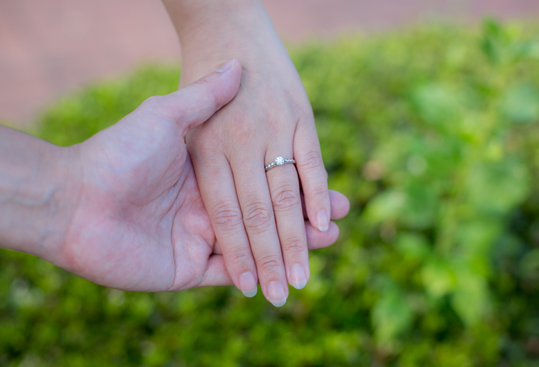 【福山市】婚約指輪で女性様の指先をおしゃれに彩る。