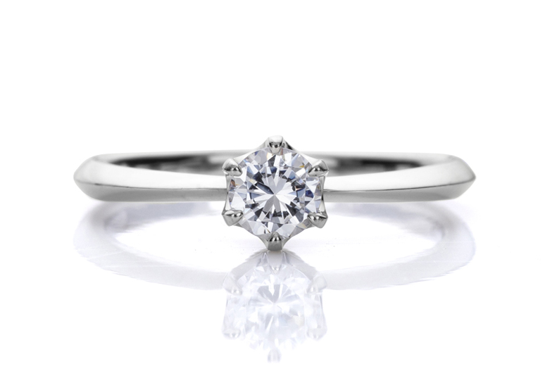シンプルなデザインの婚約指輪