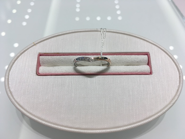 結婚指輪V字