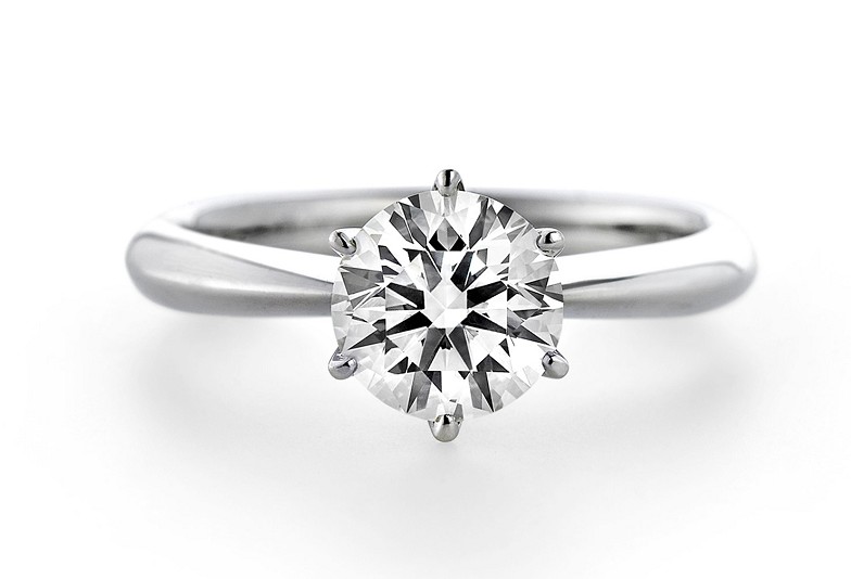 【新潟市】煌びやかな輝き｜ダイヤモンドを主役にした婚約指輪