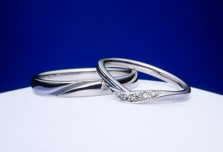 男女でデザインの異なるおしゃれな結婚指輪