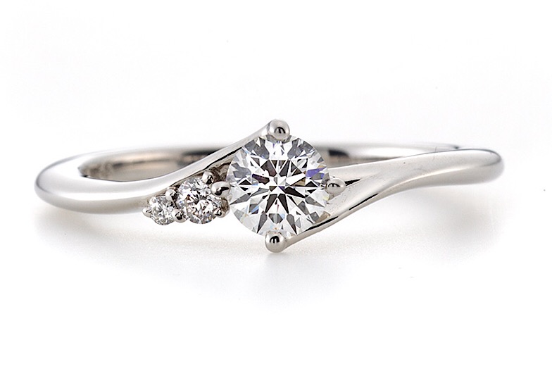 ラザールダイヤモンドの婚約指輪カシオペア