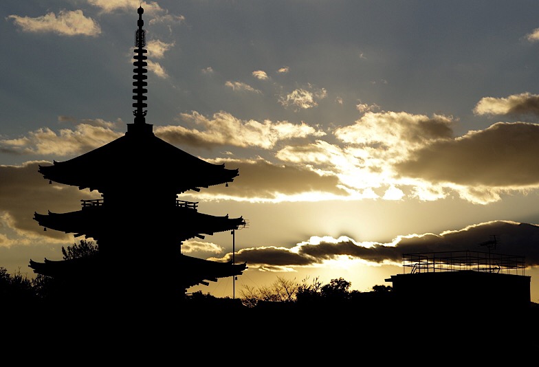 京都を連想させる五重の塔の夕焼け画像