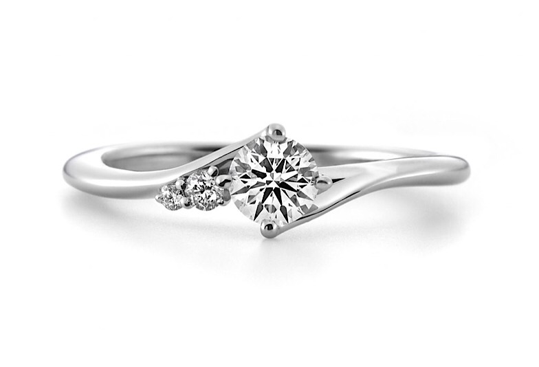 サイズ直しができる婚約指輪おすすめデザイン　ラザールダイヤモンド　カシオペアの婚約指輪の画像