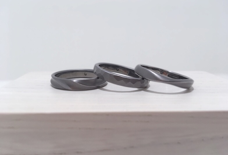 タンタル素材の黒い結婚指輪