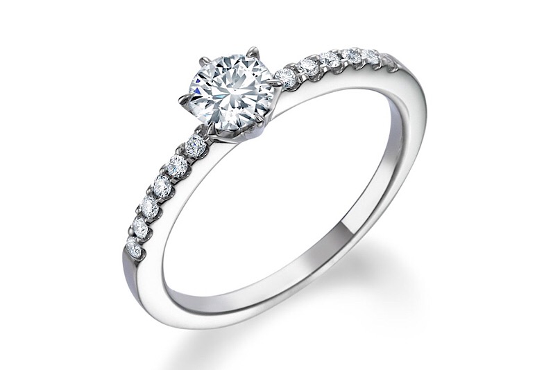おしゃれな婚約指輪　ロイヤルアッシャーのメレあり華やかデザインの画像