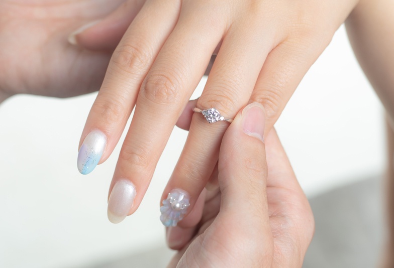 【浜松市】婚約指輪はシンプルでも可愛く見えるデザインは？迷ったときにはゴールドで決まり