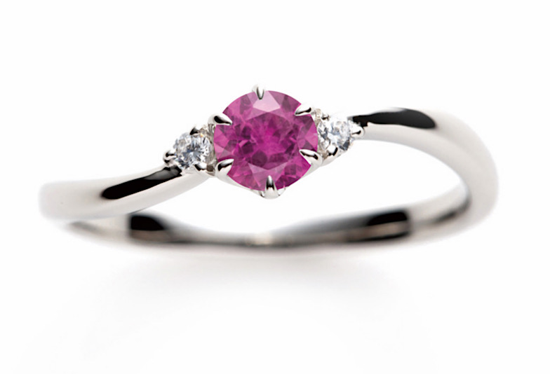 個性的なピンクサファイアの婚約指輪