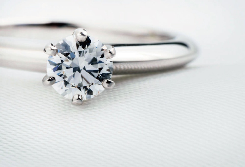 【山形市】サプライズプロポーズで贈る婚約指輪はシンプルがおすすめ！その理由とは？