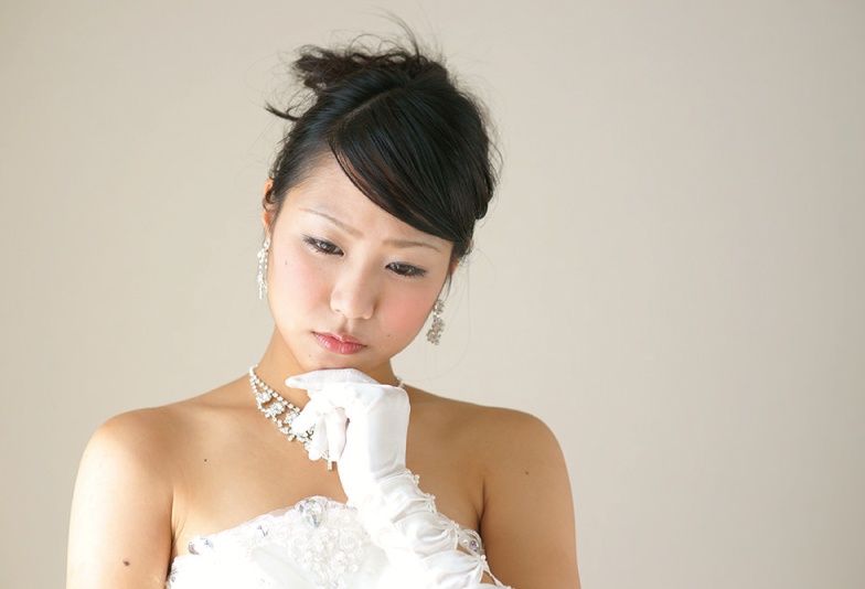 結婚式を挙げるか悩む花嫁