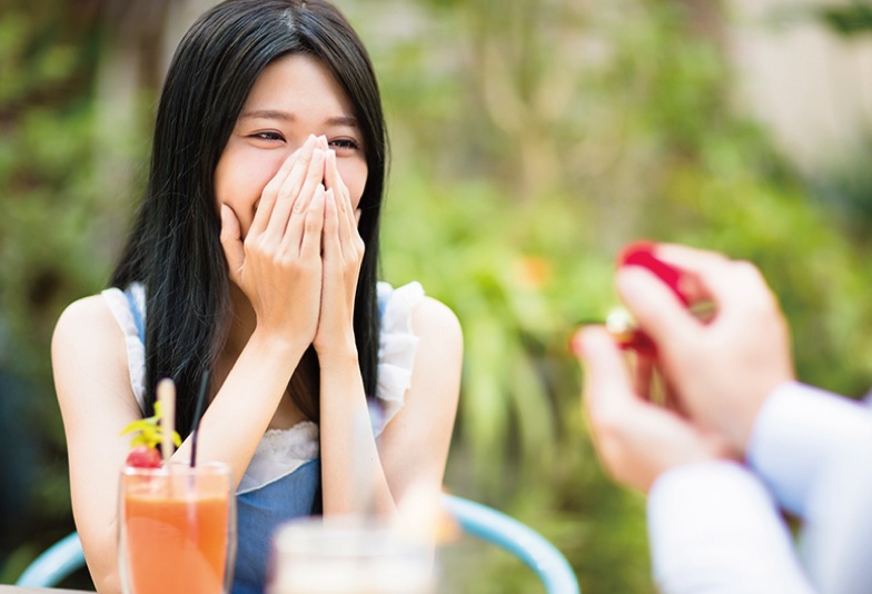 【沖縄県】こだわりの強い彼女に贈る婚約指輪は何がいい？サプライズできる驚きの方法とは