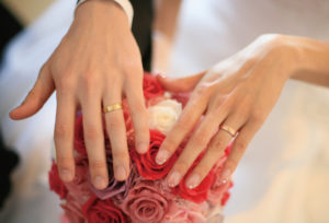 【南大阪・岸和田市】骨格ストレートさんに似合う結婚指輪の選び方｜手元を美しく魅せるポイントをご紹介