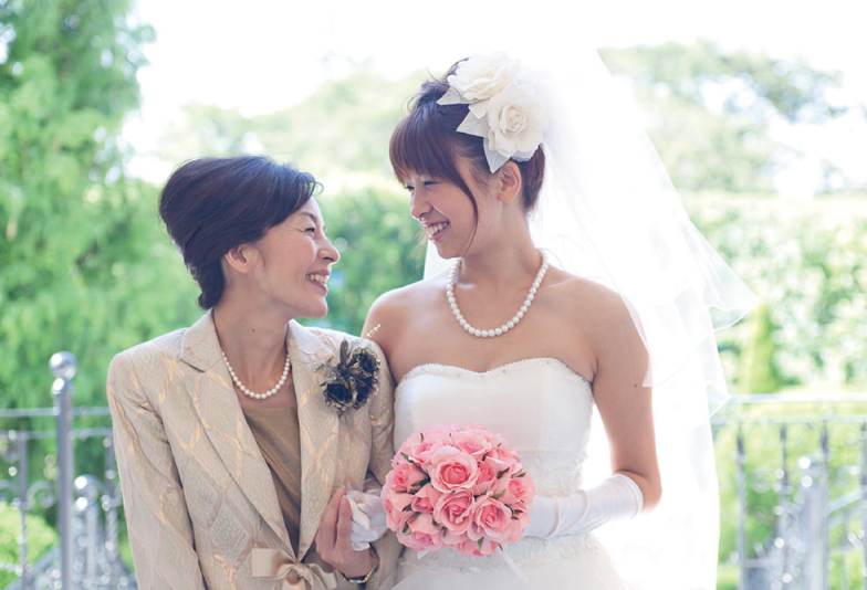 【静岡市】花嫁真珠をそっと胸元に…母親から娘へ贈る最後の身支度