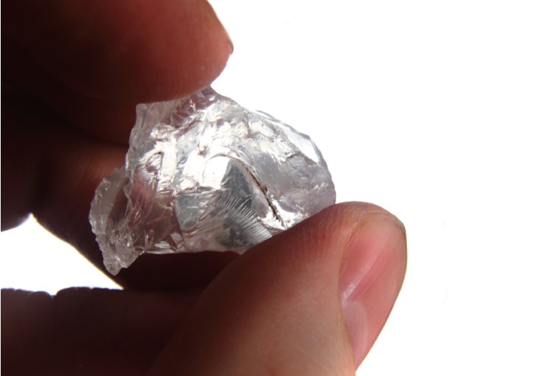 京都 ダイヤモンド原石全体の0.02%の奇跡！エンゲージリングに最適な最高品質のパーフェクトラフとは？