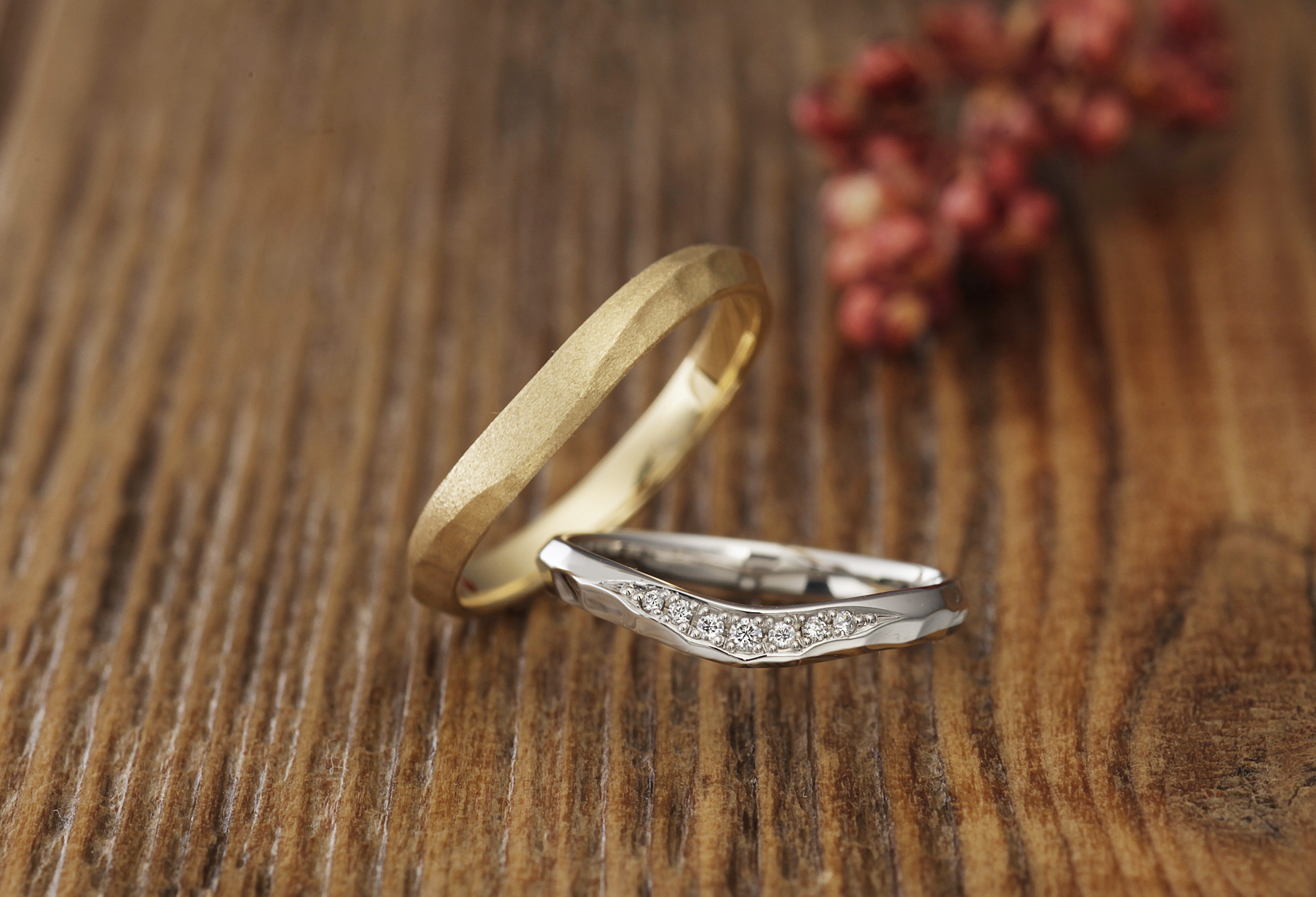 アンティークな槌目加工の結婚指輪
