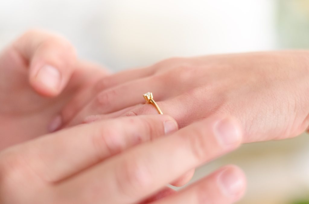 【飯田市】ビジュ・ド・ファミーユ｜ジュエリーリフォームで婚約指輪を贈る意味