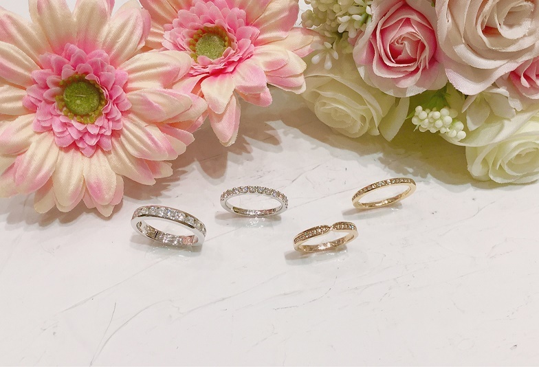 【福井市】結婚指輪との重ね付けはエタニティリングで決まり！手がきれいに見える組み合わせとは