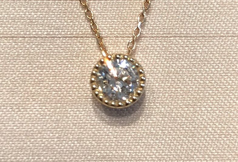 ベゼルミルのダイヤモンドのネックレス