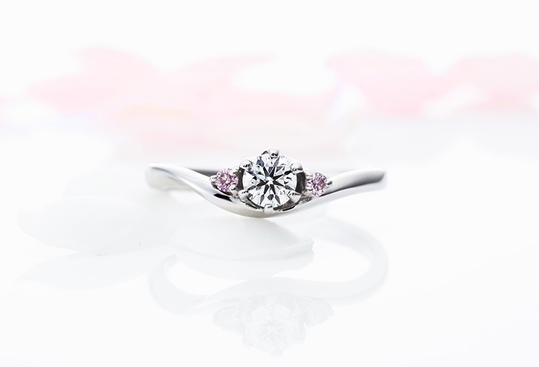 ピンクダイヤモンドが付いた可愛いデザインの婚約指輪