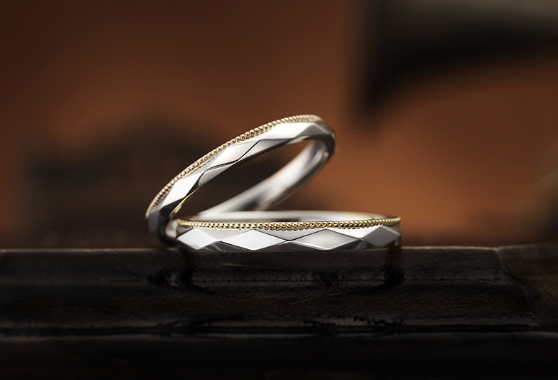 カットリングにミル打ちが施された結婚指輪