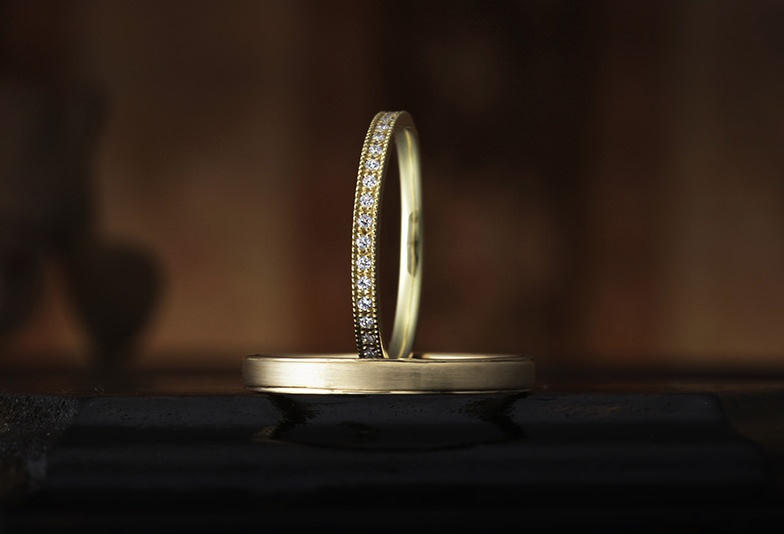 ゴールドが映えるデザインの結婚指輪