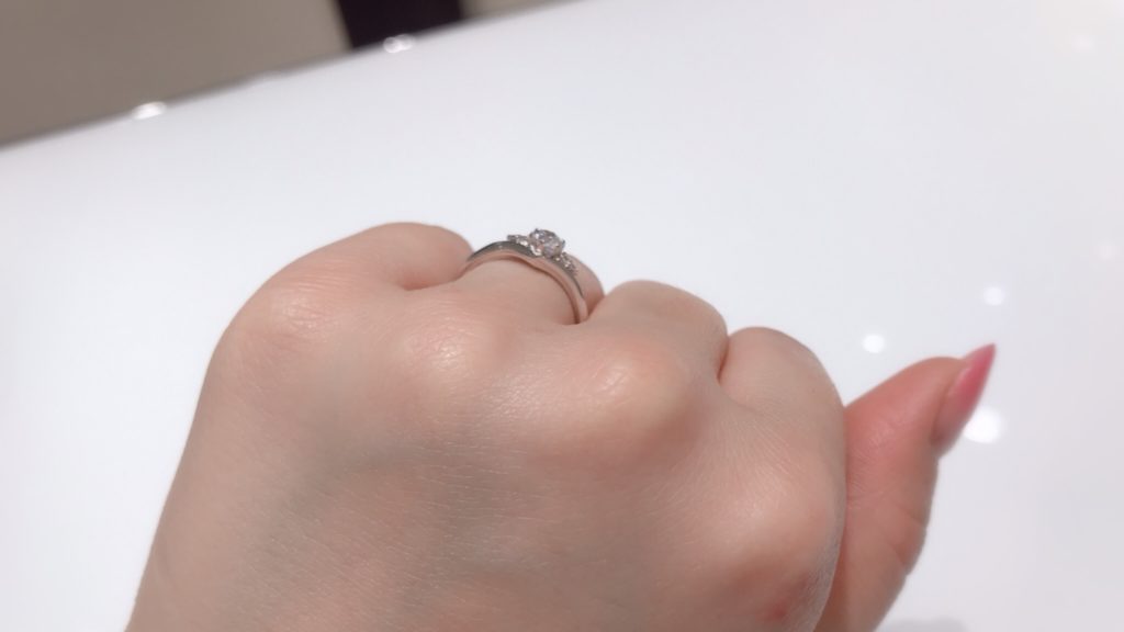 福井市で人気のブイ字の婚約指輪