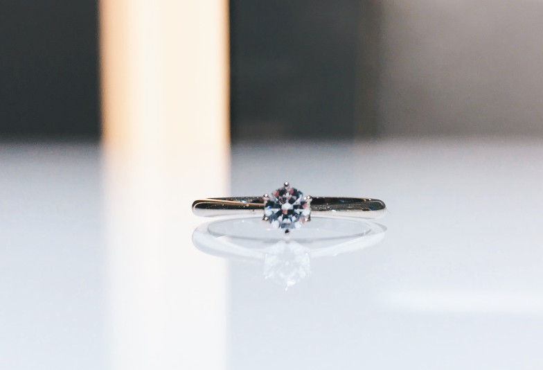 【福井市】プロポーズでなぜ婚約指輪を渡すの？