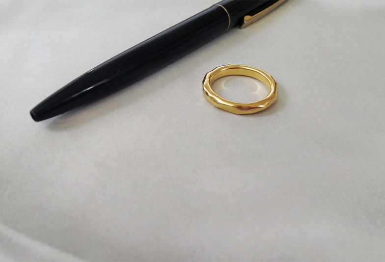 金色の指輪とペン
