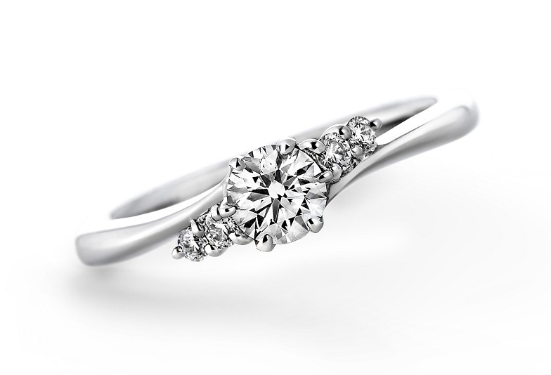 世界3大カッターズブランドの一つ「ラザールダイヤモンド」の婚約指輪。エンゲージリングで人気のデザイン。