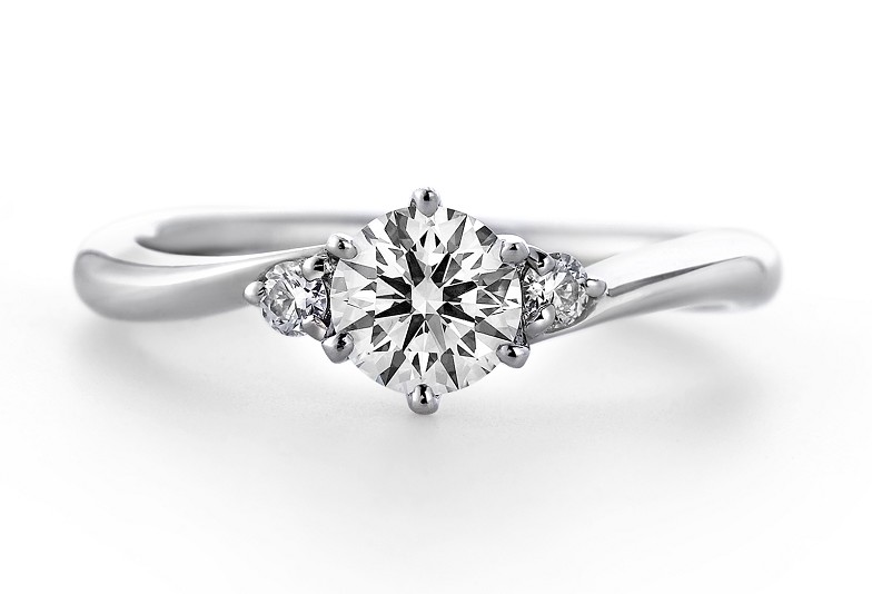 富山市ラザールダイヤモンドの婚約指輪