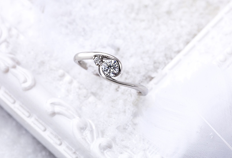 個性的な婚約指輪デザイン