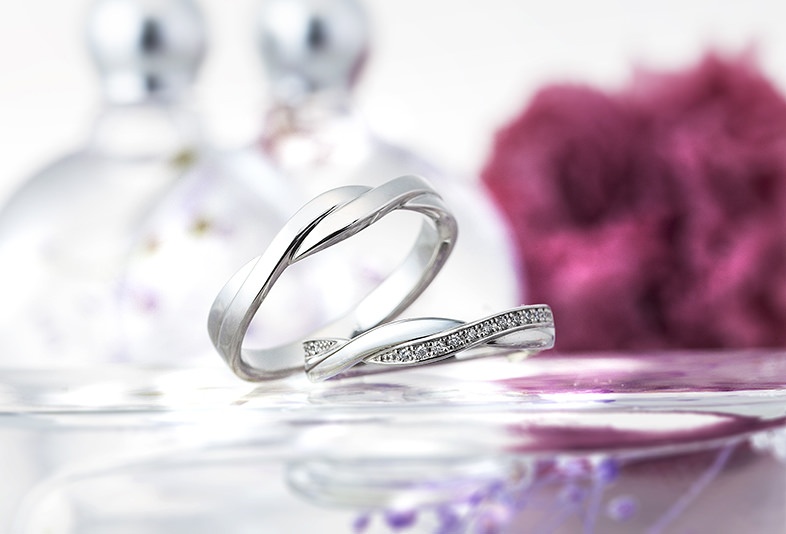 緩やかなカーブラインが美しい結婚指輪