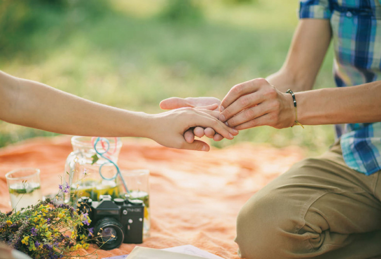 【沖縄県】サプライズプロポーズには特別な婚約指輪を！おしゃれな彼女に贈った婚約指輪とは。［体験談編］