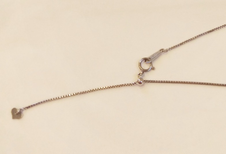 ボール状の金具を引っ張るとネックレスの長さが自由自在に調整できるアルファーチェーン